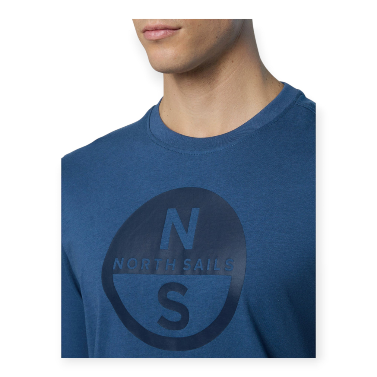 T-SHIRT A MANICHE LUNGHE E MAXI LOGO...