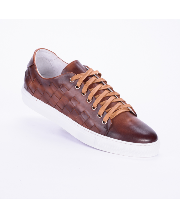 Sneakers Andrea Nobile Made in Italy in pelle colore legno cuoio, con dettaglio di intreccio laterale.