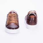 Sneakers Andrea Nobile Made in Italy in pelle colore legno cuoio, con dettaglio di intreccio laterale.