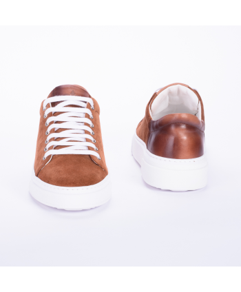 Sneakers Andrea Nobile Made in Italy in camoscio colore legno cuoio, con para esterna di 4 cm.